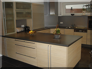 Küche, Arbeitsplatten 60-90cm tief, Oberschränke Satino-Verglasung